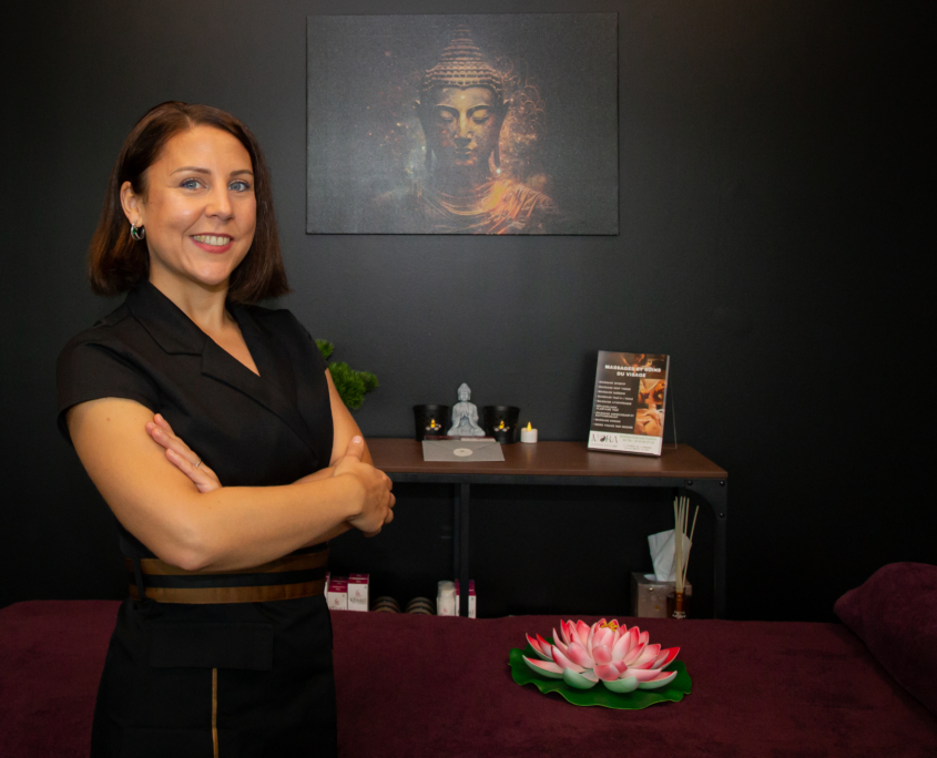 Nora Mège dans son salon de massage